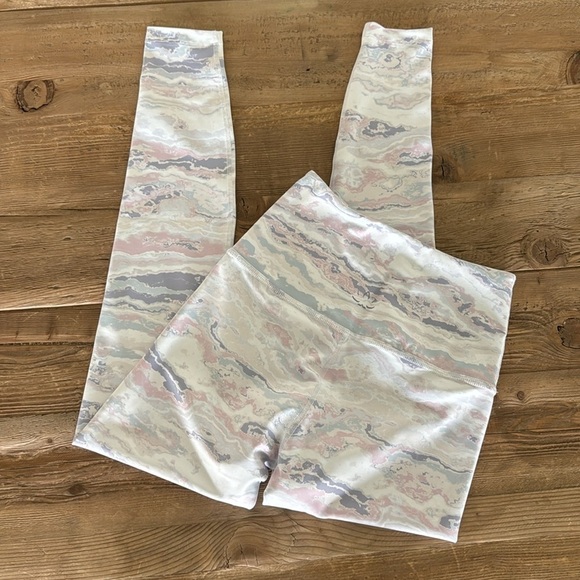 Beyond Yoga
Olympus High Waisted Midi Legging Pastel Waves - Picture 7 of 9